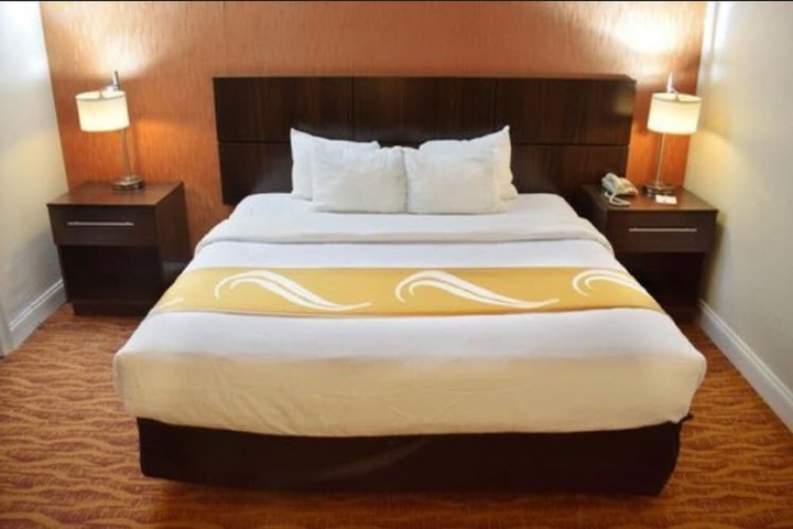 1 King Bed (2 of 6)