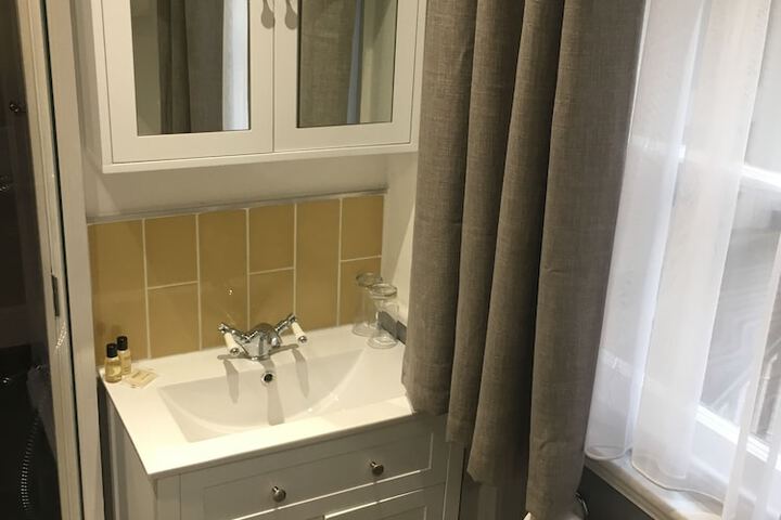 Room 32 of 46