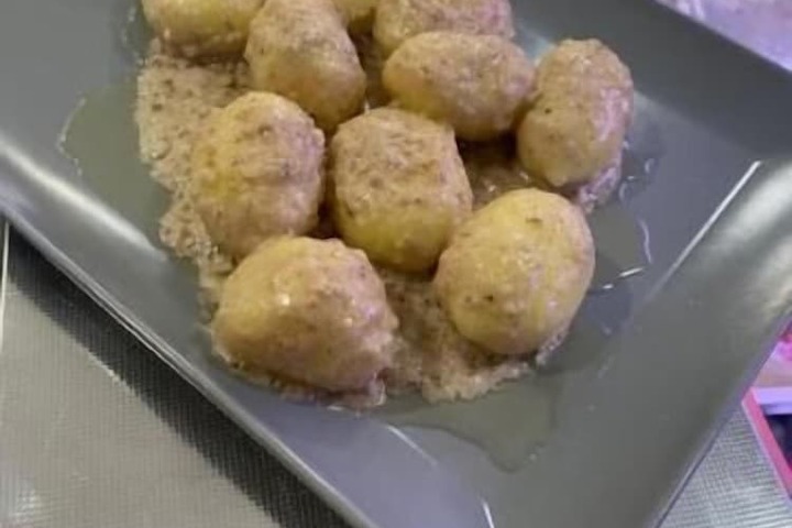 Dining 18 of 22