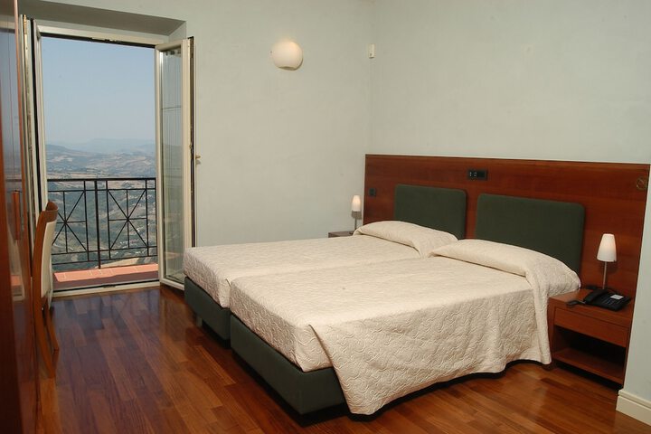 Room 4 of 89