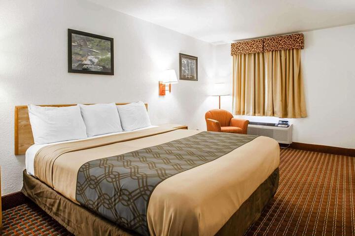 1 King Bed (3 of 6)