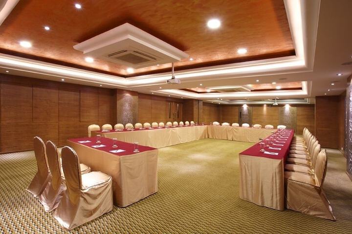 Ballroom/Hall 68 of 76
