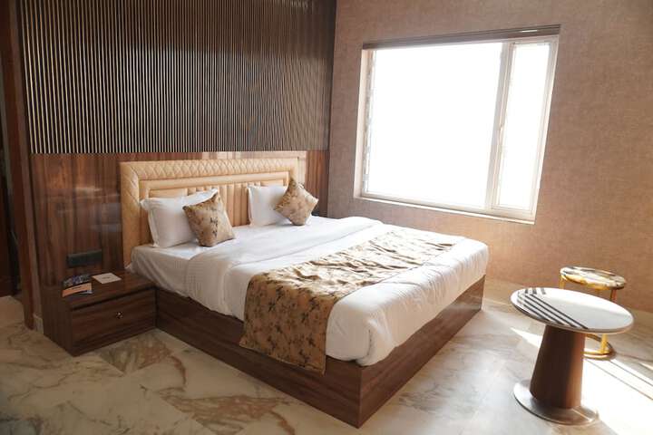 Room 5 of 16