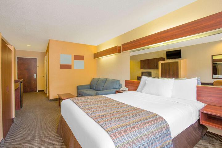 1 Queen Bed (10 of 20)