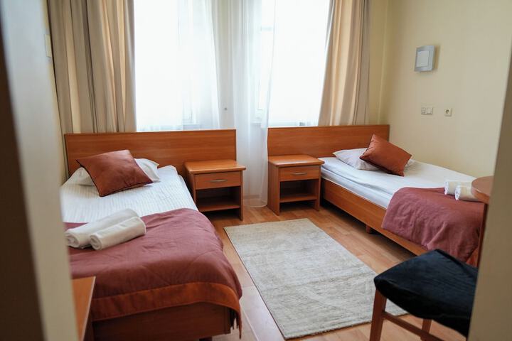 Room 9 of 77