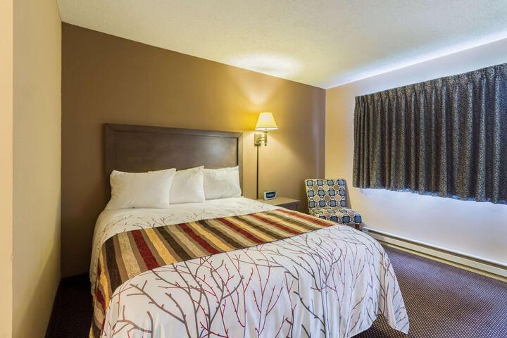 1 King Bed (2 of 2)