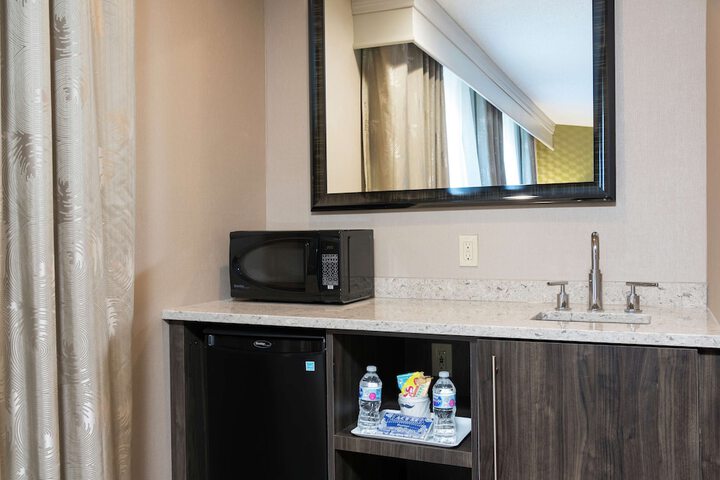 1 King with Refrigerator (4 of 17)