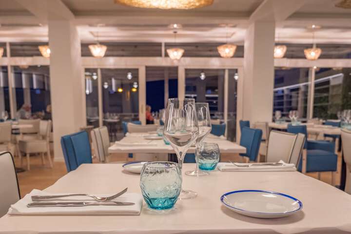 Dining 41 of 52