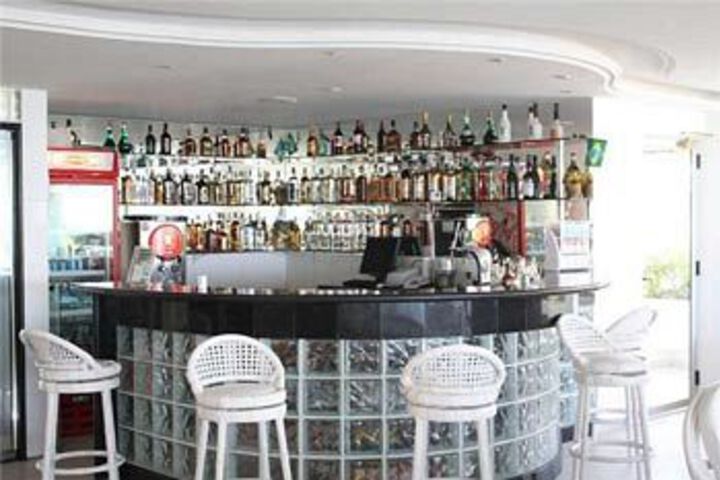 Lounge 23 of 40