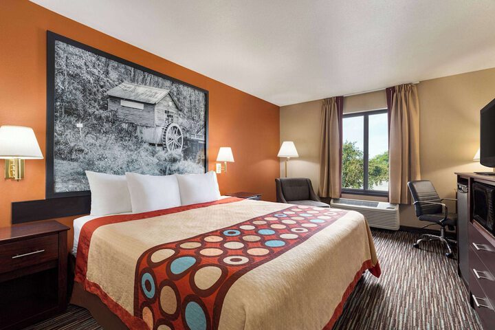 1 King Bed (3 of 4)