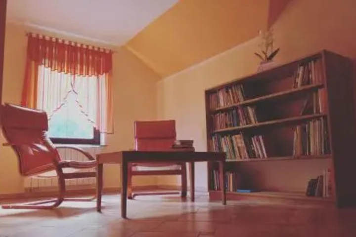 Room 4 of 8