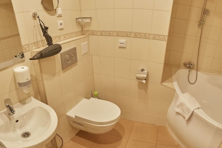 Room 16 of 33