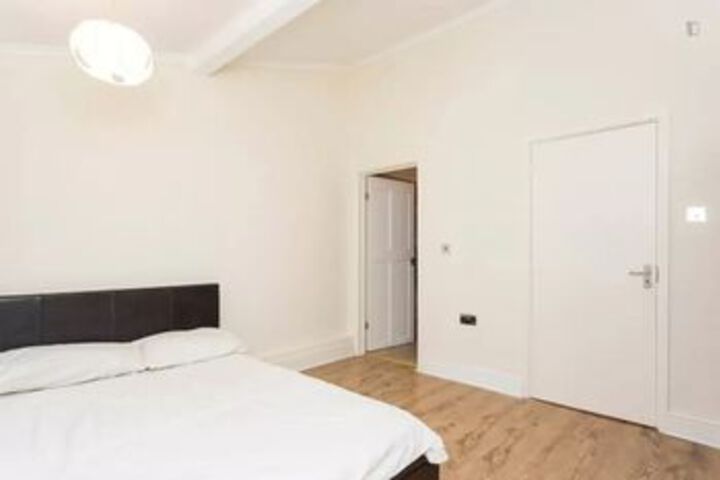Room 6 of 10