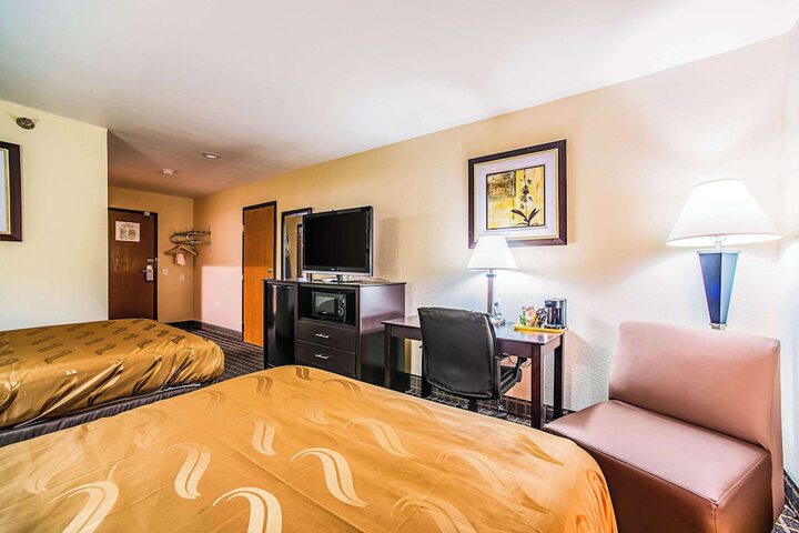 2 Queen Beds (3 of 10)