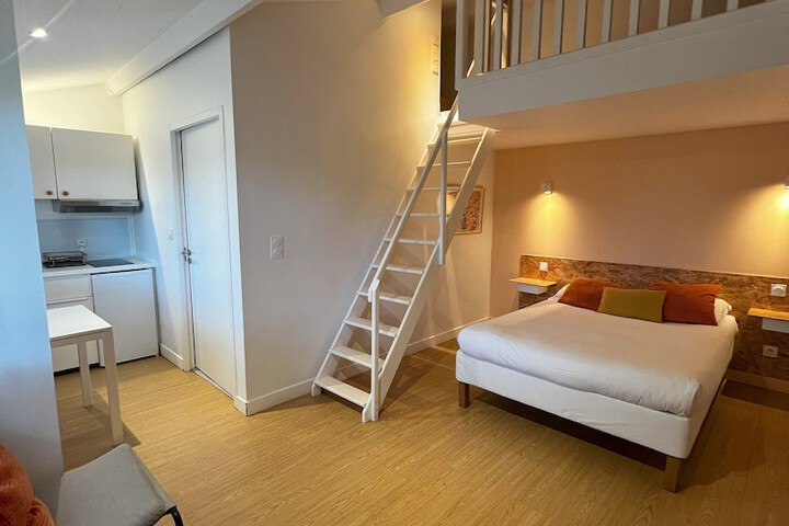 Room 33 of 141