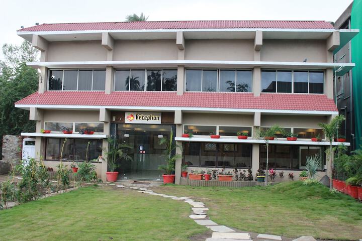 Hotel Exterior 115 of 131