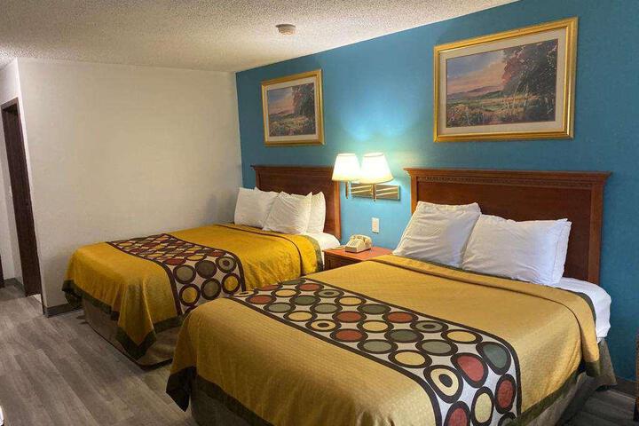 1 Queen Bed (16 of 22)