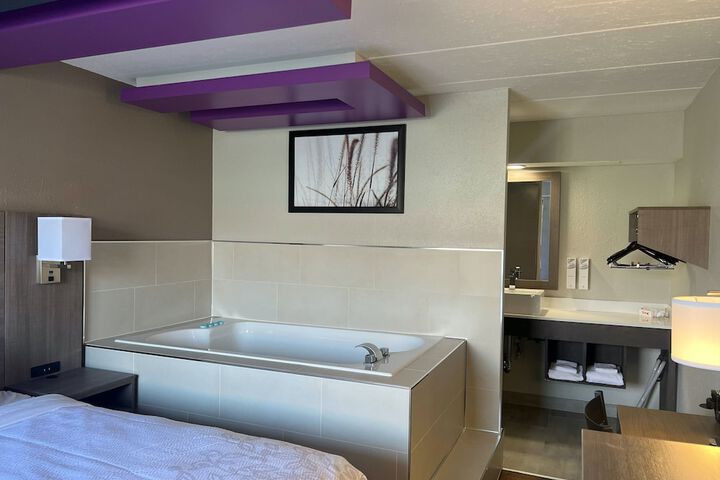 ADA Deluxe King with Roll in Shower (14 of 14)