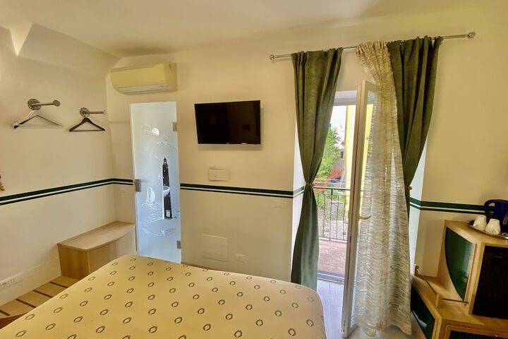 Room 103 of 190