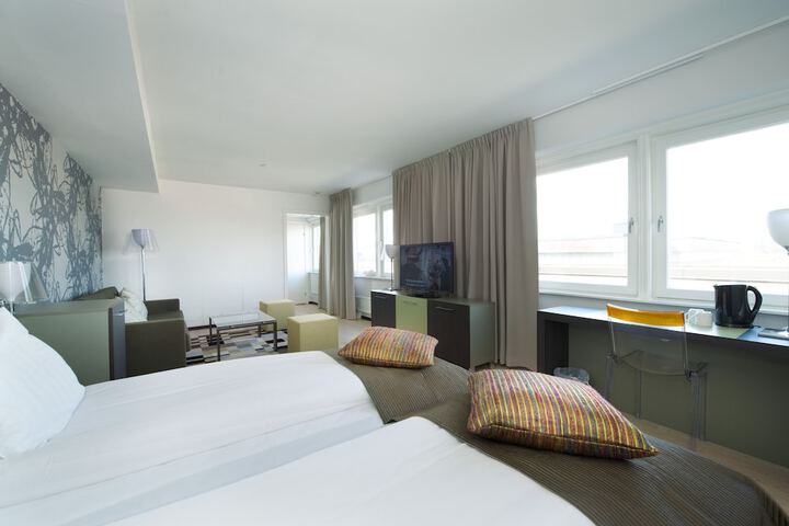 Room 10 of 42