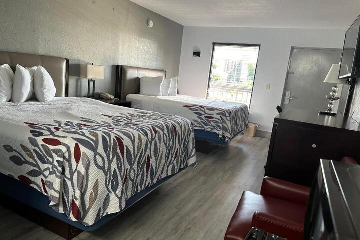 2 Queen Beds (3 of 4)