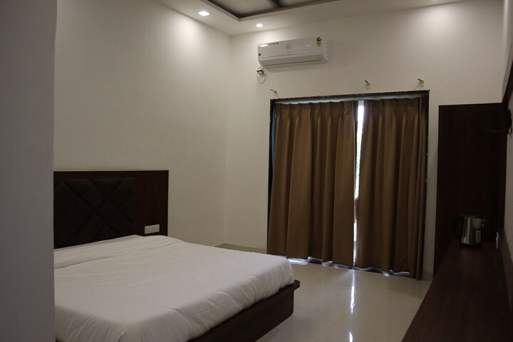 Room 6 of 16