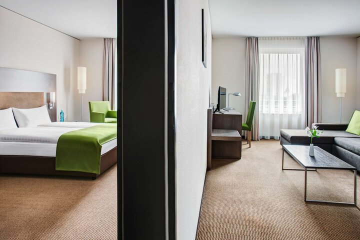 Room 4 of 28