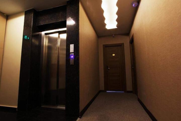 Ballroom/Hall 27 of 32