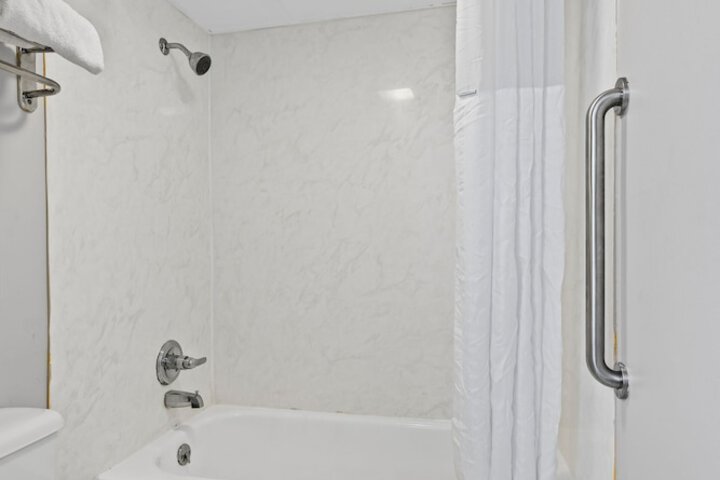 2 Double Beds Mobility Accessible Bathtub with Grab Bars (3 of 12)