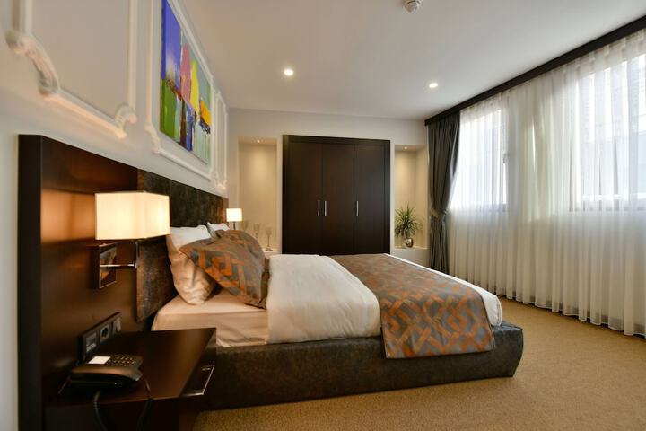 Room 10 of 102