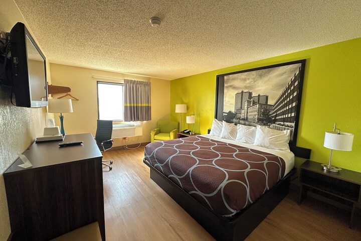 1 King Bed (3 of 9)