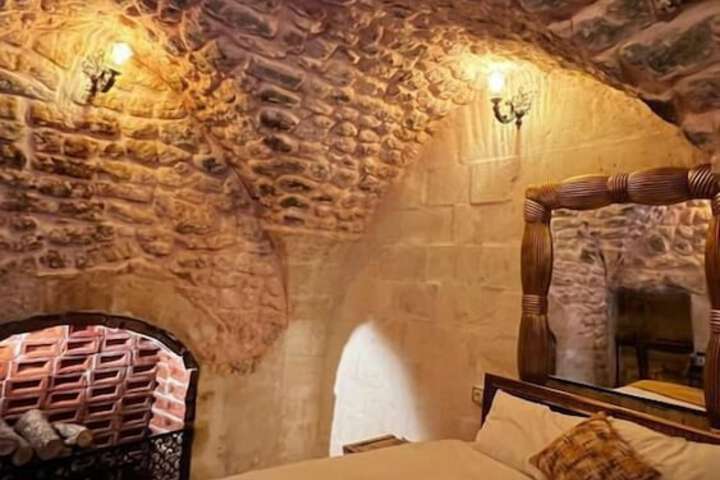 Room 4 of 85