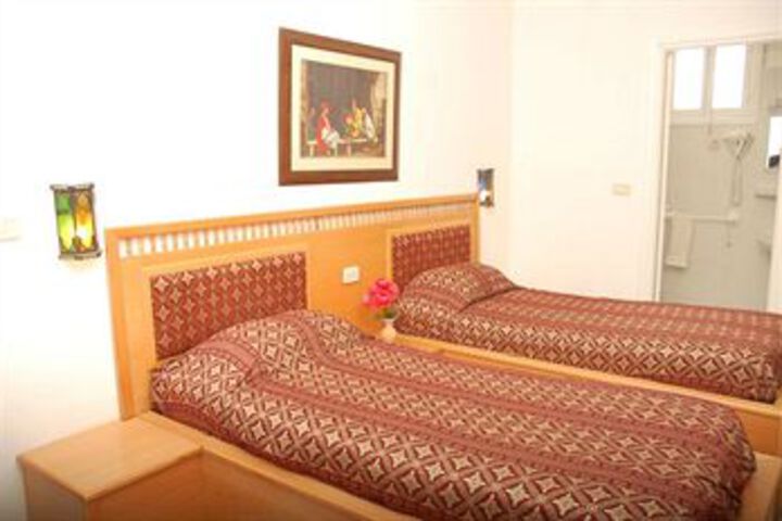 Room 4 of 14