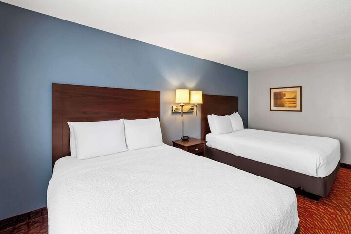 1 Queen Bed (1 of 10)