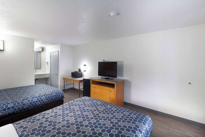 1 Queen Bed Accessible (17 of 25)
