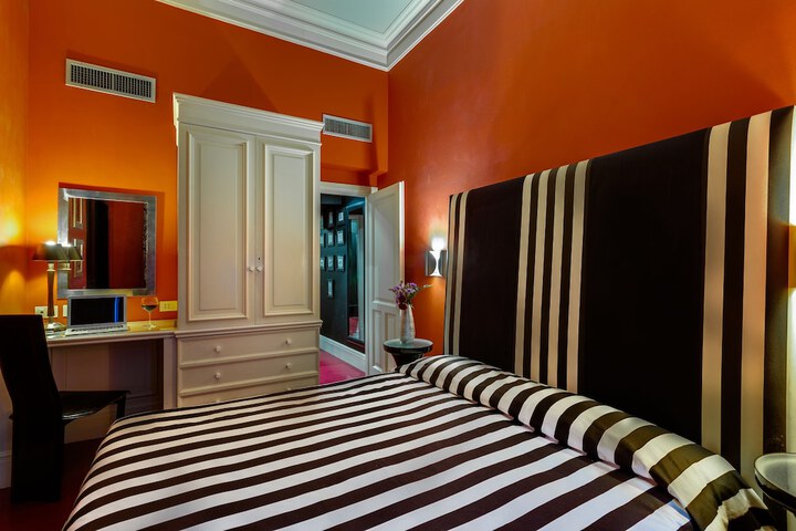 Room 9 of 27