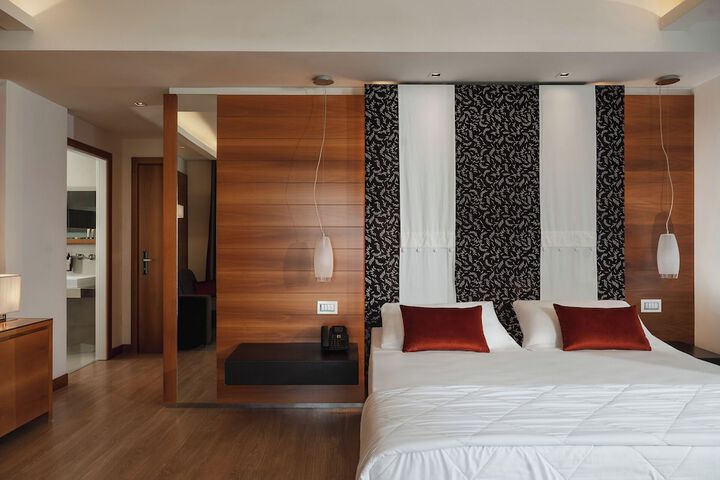 Room 18 of 172