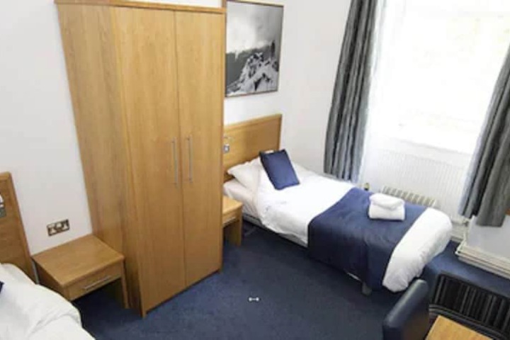 Room 4 of 9