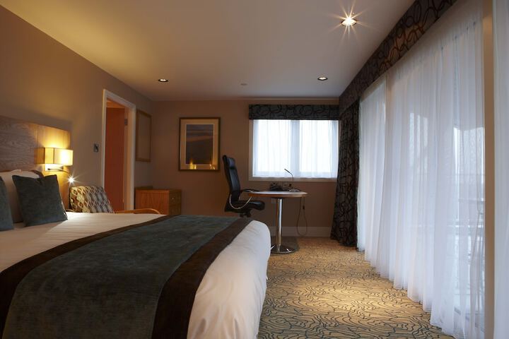 Room 4 of 77