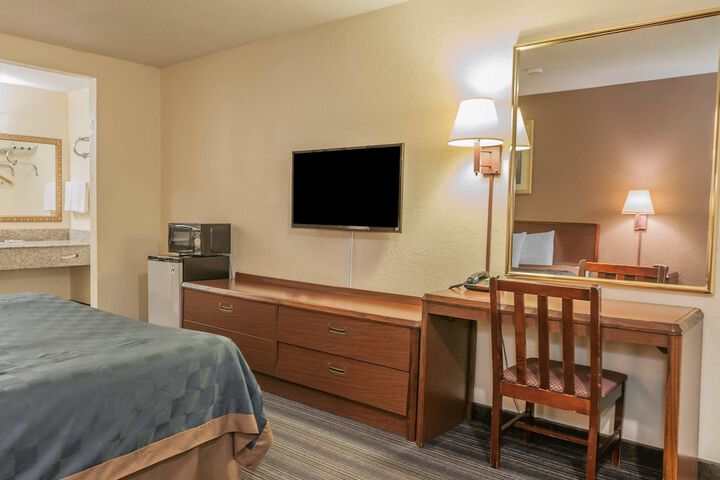 1 King Bed (3 of 9)