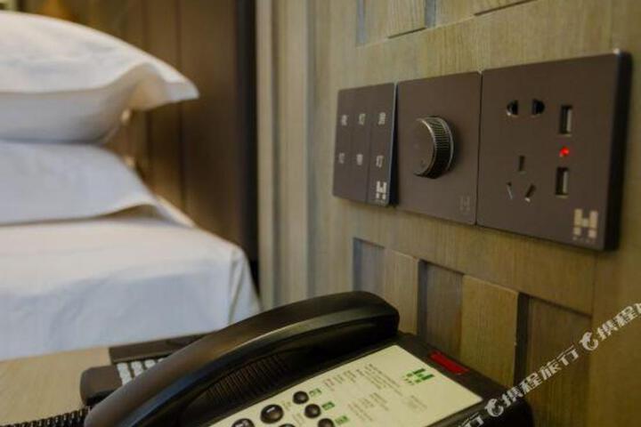 H · Pin Hotel