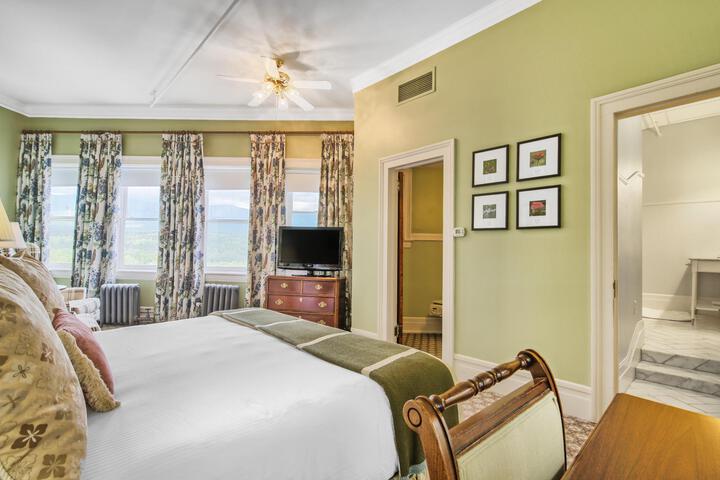 Deluxe Room 1 King Bed (21 of 35)