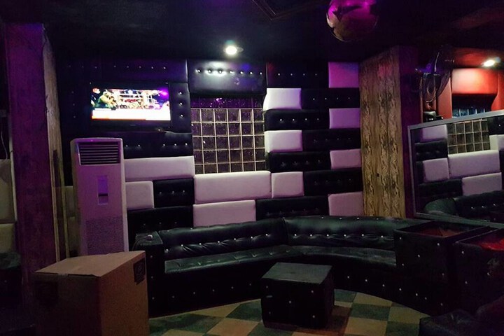 Lounge 15 of 21
