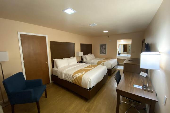 1 Queen Bed Accessible (10 of 14)