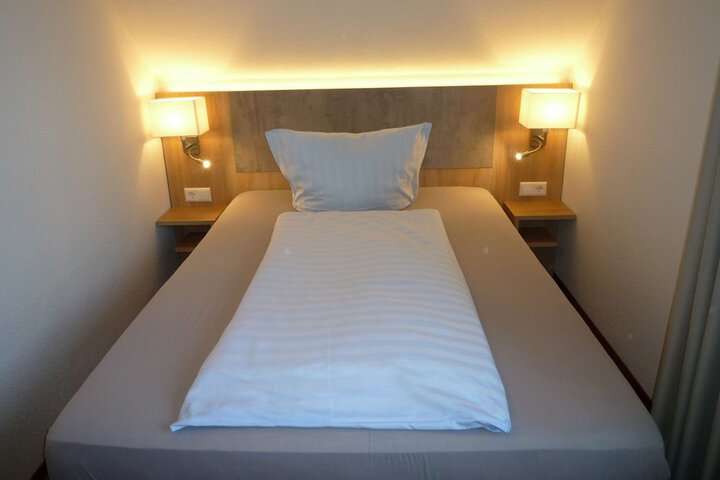 Room 11 of 28