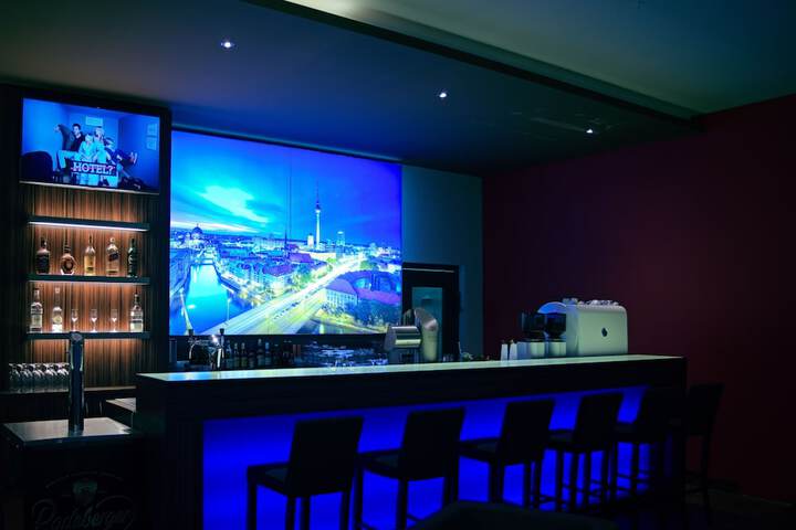 Lounge 33 of 43