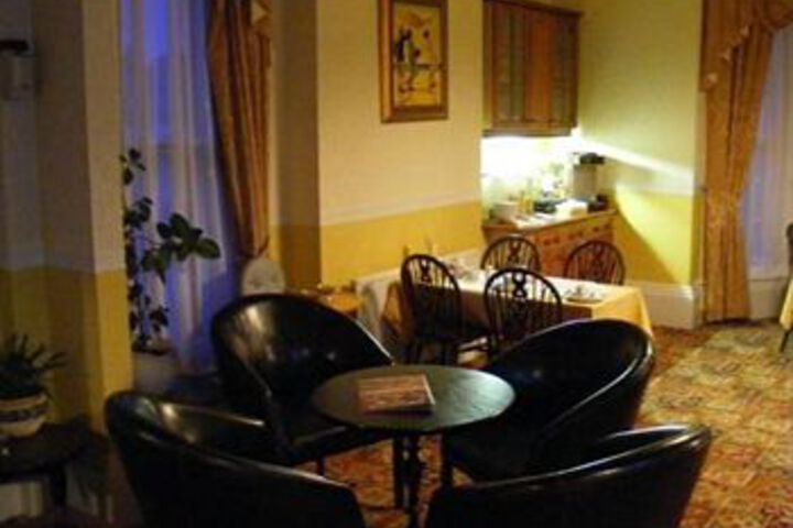 Lounge 8 of 9