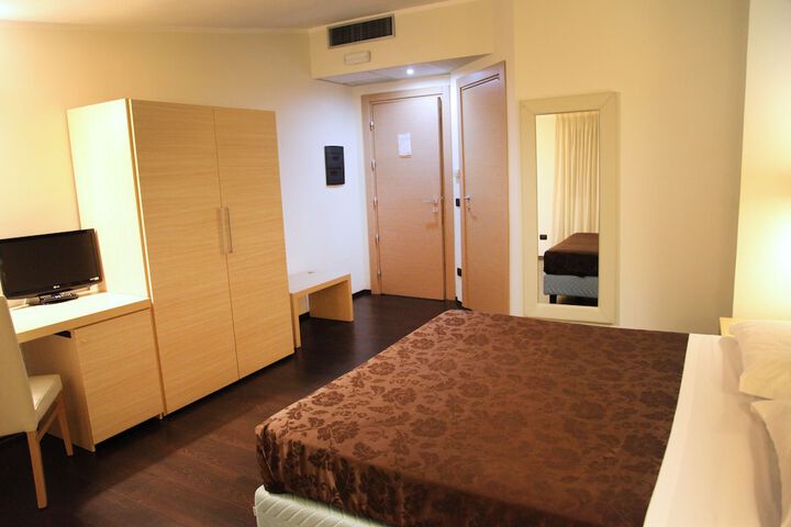 Room 7 of 65