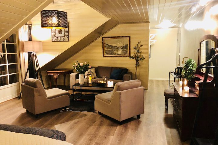 Lounge 23 of 47