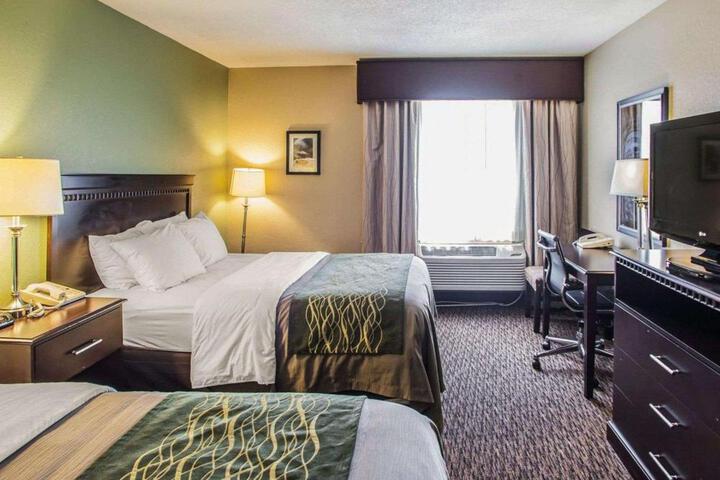1 Queen Bed (2 of 6)
